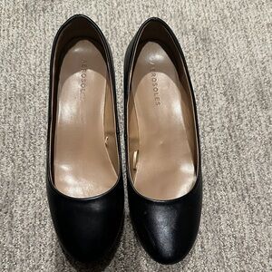 AEROSOLES Women's Black Flats